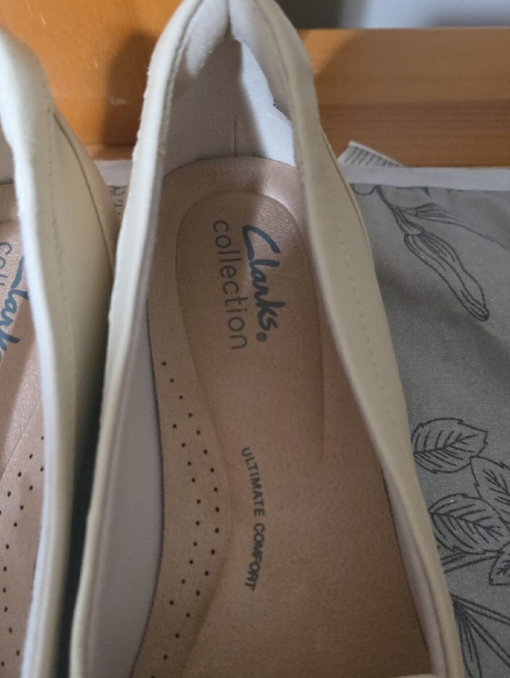 Clarks Cream Loafers with Gold Chain Trim - Picture 3 of 9